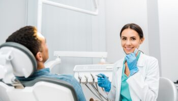 O que considerar na hora de contratar um dentista?